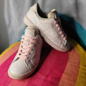 Nike 834123-100 all white sneaker.